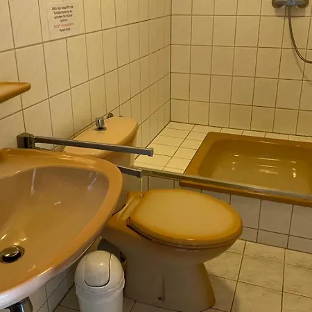 Monteurzimmer Alte Schule Heberndorf 1 *