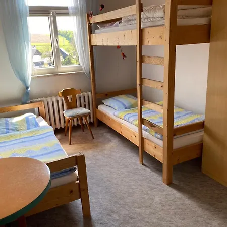 Monteurzimmer Alte Schule Heberndorf 1 Гостевой дом Wurzbach