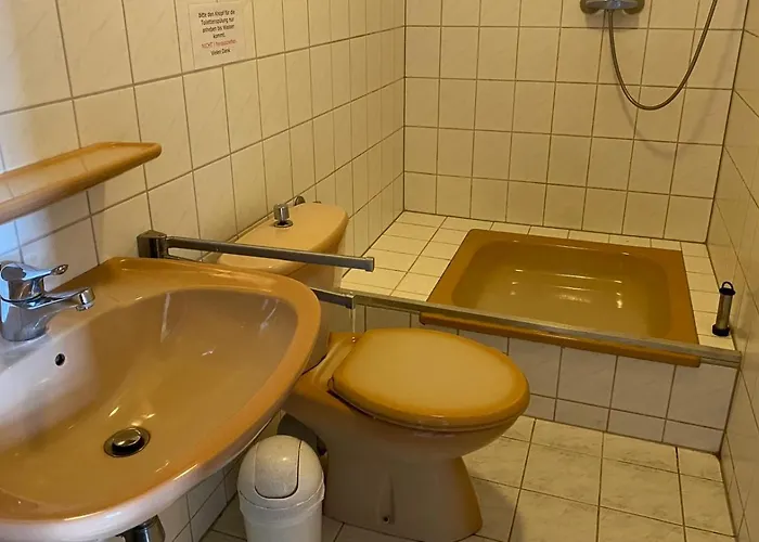 Monteurzimmer Alte Schule Heberndorf 1 *